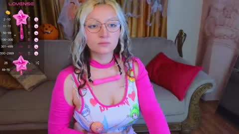 Snapshot of sweety_candys chatting on 18, 10, 2025 Hot Candy online show from 18, 10, 2025