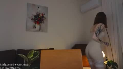 Snapshot of sweetykitty_x chatting on 17, 11, 2025 Jenny give it a sub online show from 17, 11, 2025