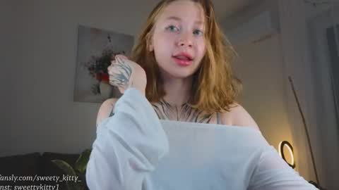 Snapshot of sweetykitty_x chatting on 18, 11, 2025 Jenny give it a sub online show from 18, 11, 2025