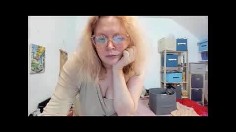 Snapshot of switchlorenx chatting on 4, 12, 2024 switchlorenx online show from 4, 12, 2024