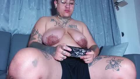 Charlee He online show from 15, 12, 2025