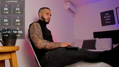 Teo Ferrer online show from 3, 1, 2025