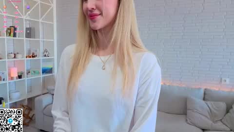 Snapshot of tesalune_ chatting on 4, 10, 2025 Tesa online show from 4, 10, 2025