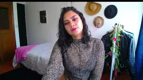 Snapshot of thaliacooper chatting on 12, 1, 2025 online show from 12, 1, 2025