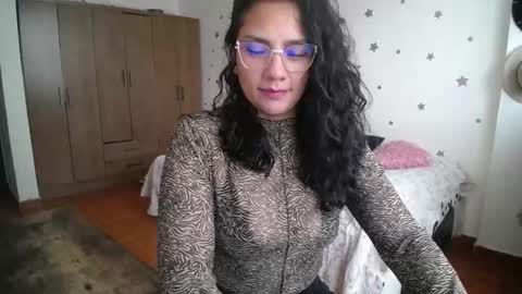 Snapshot of thaliacooper chatting on 17, 10, 2025 online show from 17, 10, 2025