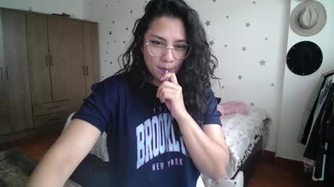 Snapshot of thaliacooper chatting on 12, 11, 2025 online show from 12, 11, 2025