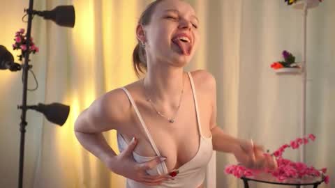 Snapshot of theadrewett chatting on 15, 10, 2025 Emma online show from 15, 10, 2025