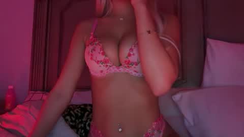 Snapshot of theblondeetwinss chatting on 19, 3, 2026 Grace paige online show from 19, 3, 2026