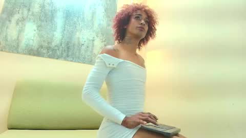 Snapshot of thee_queen1 chatting on 27, 10, 2025 thee_queen1 online show from 27, 10, 2025