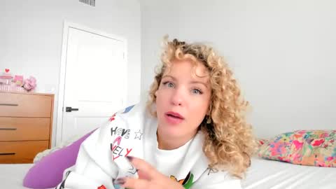 Snapshot of theislandgirl chatting on 8, 1, 2025 Lily Marie online show from 8, 1, 2025