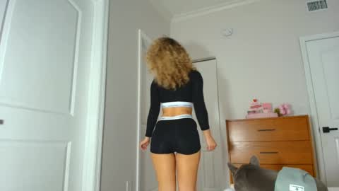 Snapshot of theislandgirl chatting on 14, 1, 2025 Lily Marie online show from 14, 1, 2025