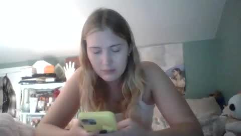 Snapshot of thelittlebambii chatting on 10, 11, 2025 Little Bambii online show from 10, 11, 2025