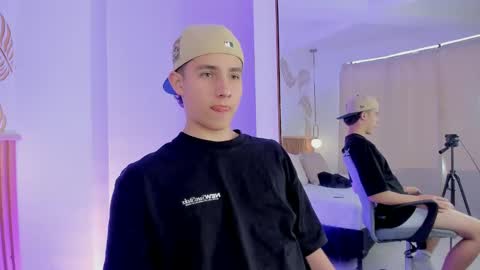 Snapshot of theohawke_ chatting on 15, 12, 2024 THEO- MATEO online show from 15, 12, 2024