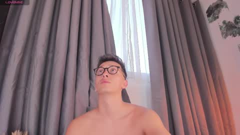 Snapshot of thiago_jones chatting on 11, 11, 2025 SanThiago online show from 11, 11, 2025