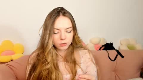 Amelia  shows on mondays fridays and sundays  if anything changes im giving updates on my fansly  online show from 7, 3, 2025