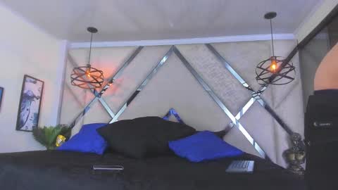 ---Thomas--- online show from 19, 2, 2025