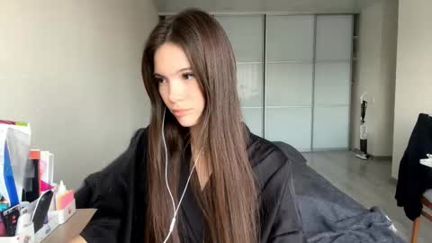 Snapshot of tierralaurole chatting on 26, 11, 2025 Emma online show from 26, 11, 2025