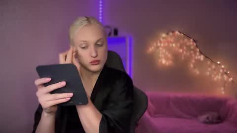 Snapshot of tiffany2005 chatting on 28, 10, 2025 Amira online show from 28, 10, 2025