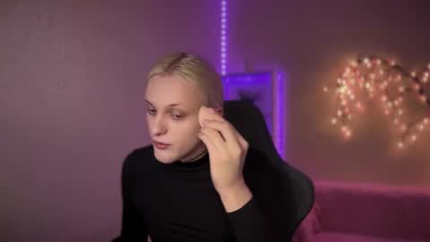 Snapshot of tiffany2005 chatting on 3, 11, 2025 Amira online show from 3, 11, 2025