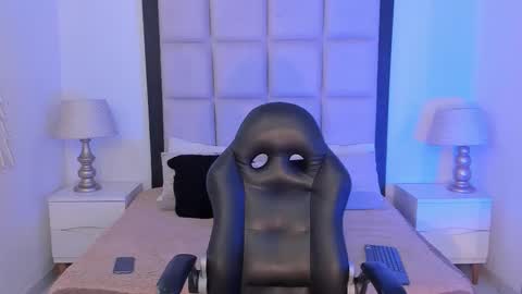 Snapshot of tiny_thomm chatting on 7, 2, 2026 Thomm Independent Model online show from 7, 2, 2026