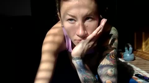 Snapshot of tinyandtatted420 chatting on 23, 11, 2025 tinyandtatted420 online show from 23, 11, 2025