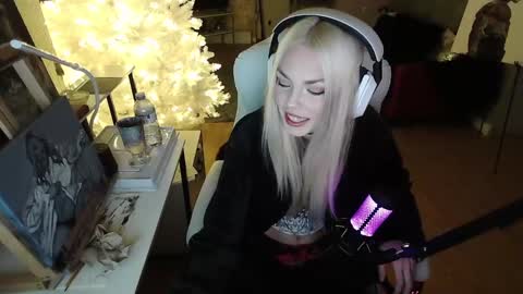 stage Kylie Sinner  brand CLITBAIT online show from 23, 1, 2025