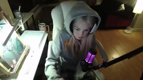 stage Kylie Sinner  brand CLITBAIT online show from 29, 1, 2025