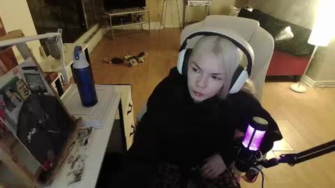 stage Kylie Sinner  brand CLITBAIT online show from 31, 1, 2025