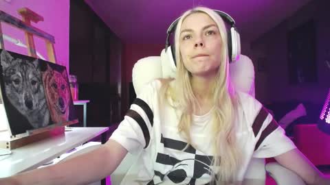 stage Kylie Sinner  brand CLITBAIT online show from 15, 10, 2025