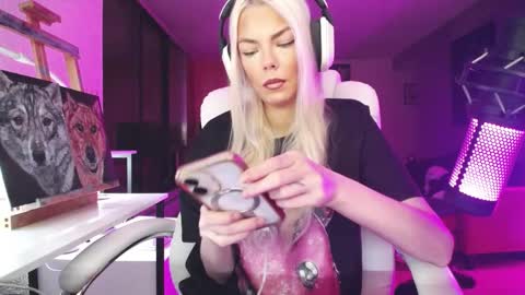 stage Kylie Sinner  brand CLITBAIT online show from 23, 10, 2025