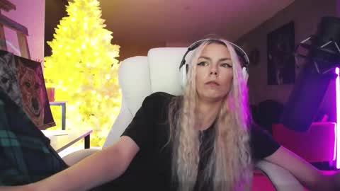 stage Kylie Sinner  brand CLITBAIT online show from 13, 11, 2025