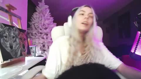 stage Kylie Sinner  brand CLITBAIT online show from 21, 11, 2025