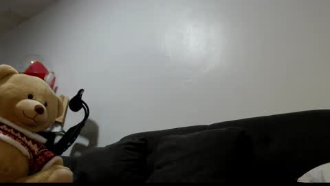 Snapshot of tod916 chatting on 17, 12, 2025 LuckyLaura online show from 17, 12, 2025