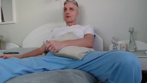 Daniel Bisexual uncut 20cm online show from 12, 1, 2025