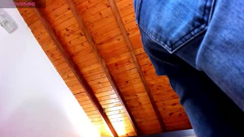 Snapshot of tom_bailey_ chatting on 21, 10, 2025 online show from 21, 10, 2025