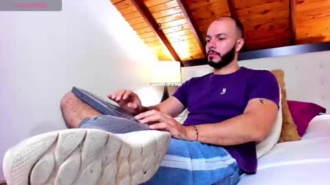 Snapshot of tom_bailey_ chatting on 23, 10, 2025 online show from 23, 10, 2025