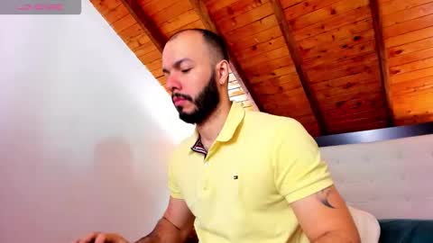 Snapshot of tom_bailey_ chatting on 27, 10, 2025 online show from 27, 10, 2025