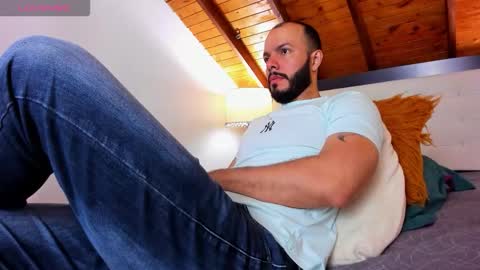 Snapshot of tom_bailey_ chatting on 4, 11, 2025 online show from 4, 11, 2025