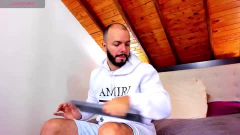 Snapshot of tom_bailey_ chatting on 16, 11, 2025 online show from 16, 11, 2025