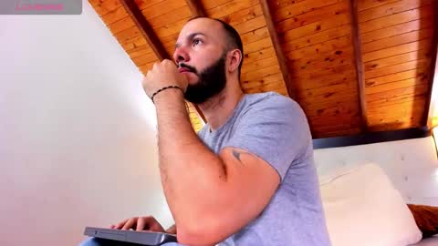 Snapshot of tom_bailey_ chatting on 17, 11, 2025 online show from 17, 11, 2025