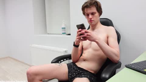 Snapshot of tom_chance chatting on 30, 11, 2025 tom online show from 30, 11, 2025