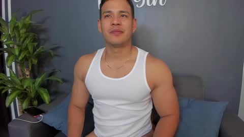 Snapshot of tom_sin_ chatting on 13, 12, 2024 Tom Sin online show from 13, 12, 2024