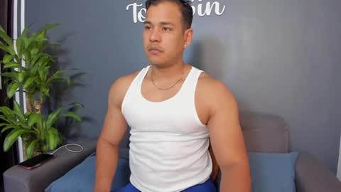 Snapshot of tom_sin_ chatting on 14, 12, 2024 Tom Sin online show from 14, 12, 2024