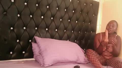 Snapshot of trinatrina94 chatting on 16, 12, 2025 trinatrina94 online show from 16, 12, 2025