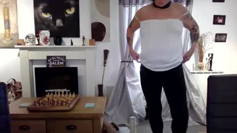 Snapshot of trinity1011 chatting on 14, 12, 2025 trinity1011 online show from 14, 12, 2025