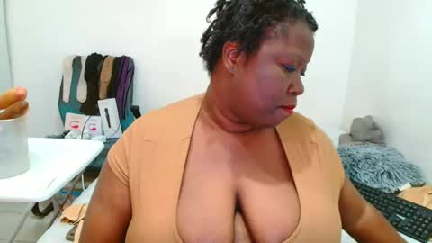 Snapshot of truebella30 chatting on 18, 10, 2025 TrueBella30 online show from 18, 10, 2025