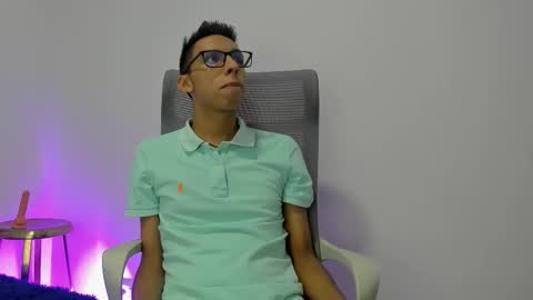 Snapshot of twinkd_asian chatting on 18, 10, 2025 David online show from 18, 10, 2025