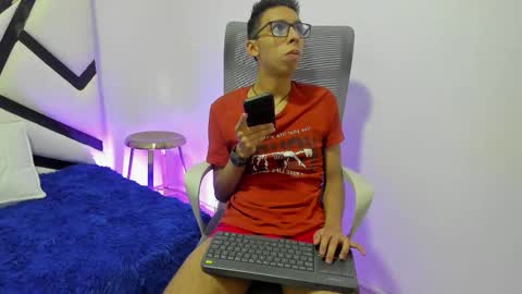 Snapshot of twinkd_asian chatting on 21, 10, 2025 David online show from 21, 10, 2025