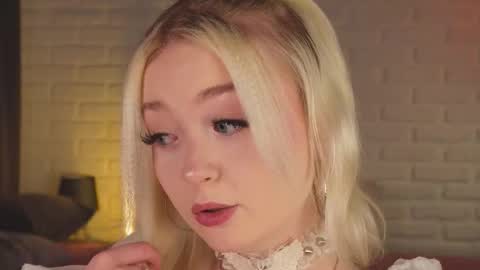 Snapshot of twinklefluff chatting on 17, 10, 2025 twinklefluff online show from 17, 10, 2025