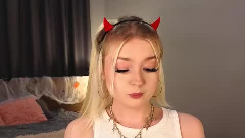 Snapshot of twinklefluff chatting on 3, 11, 2025 twinklefluff online show from 3, 11, 2025